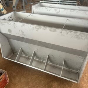 Pig feeder for adult pig